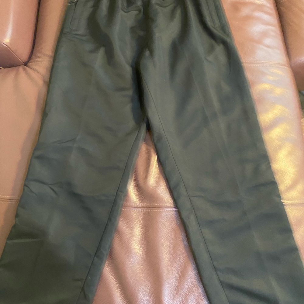 Black men stormtech windbreaker pants. Mesh lining adjustable leg elastic waist